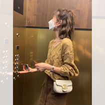 Micaixuan high-end milk fufu sweater womens 2022 early autumn new design sense niche v-neck sweater