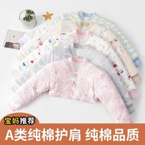 In winter the baby sleeps and protects the shoulder to keep warm and frozen sleep artifact. At night the arm cover sleeps and the child protects against cold.