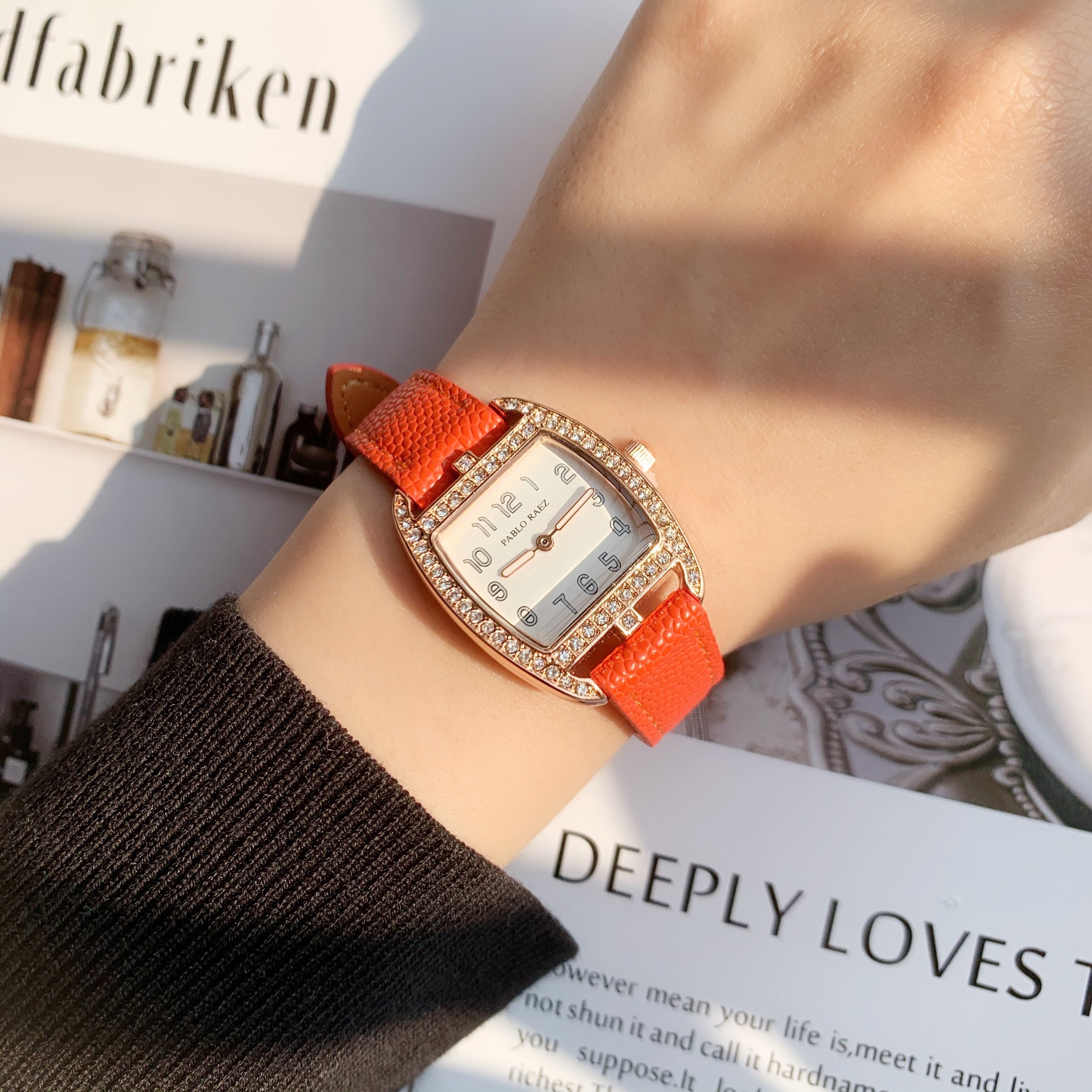 Women's Quartz Watch With Lychee Pattern Strap And Diamond Detail_voghion.com