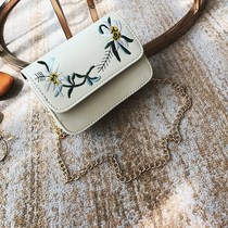 When the new fashion Korean version chain crossbody bag embroidery womens bag small square bag one shoulder wild small bag