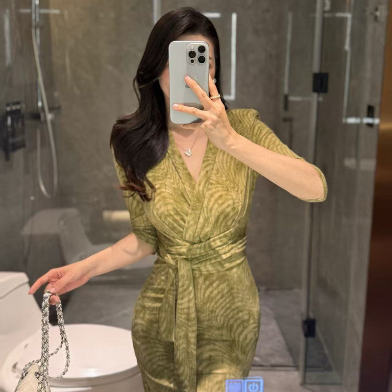 [the Wizard of oz] High-End Printed Slim-Fit Dress for Women, Summer V-Neck Tie-Waist Hip-Hugging Mid-Length Dress