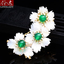 Lingda shell camellia brooch brooch female freshwater pearl pin suit suit suit shawl buckle small fragrant wind