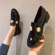 European station British style small leather shoes womens 2020 new wild retro flat loafers a pedal Doudou shoes tide