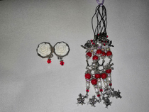 Needle-sucking scissors pendant 1