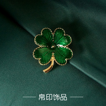 Upscale brooch European and American retro green enamel quadruleaf plethora chests and chest flowers lucky not to pin Korean version fashion 100 hitch