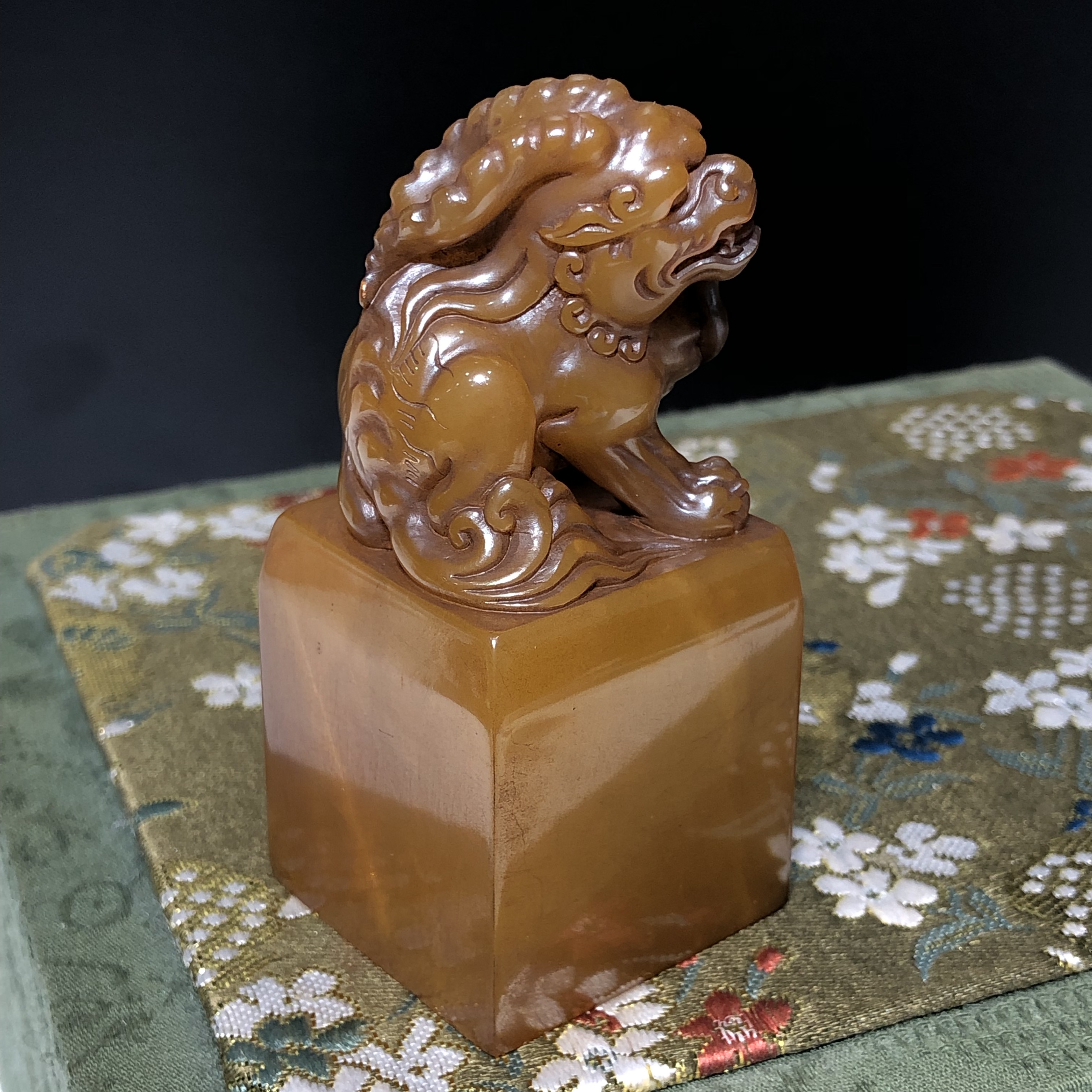 Boutique Shoushan Tian Yellowstone seal ancient beast button Chapter Return Old Objects to Play Collection Chishi Stone Artwork Stone Carved Stone Carving