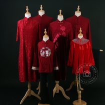 A family of six family portrait Red New Year cheongsam family portrait Republic of China style family portrait Six family portrait