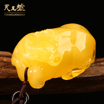 Tiangguang Xu natural amber beeswax cow pendant yellow honey amber pendant men and womens cow pendant gift gift with certificate