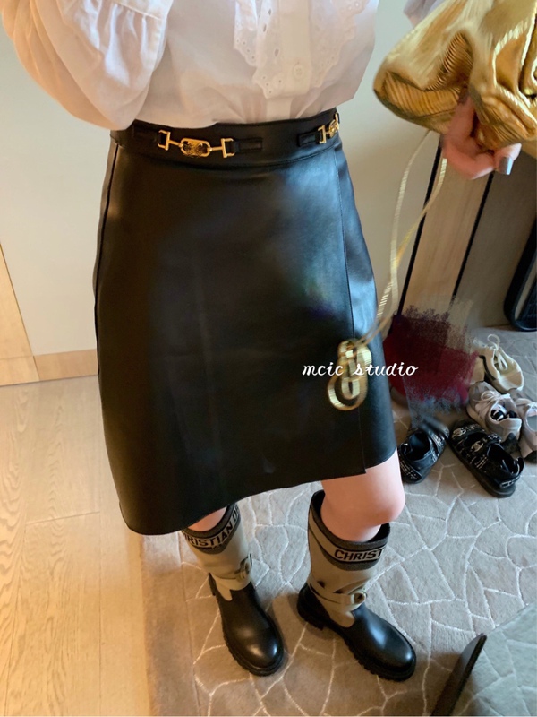 Mcic New Lightweight Grain-Patterned Sheepskin Genuine Leather Skirt for Women, Double-Button High-Waisted Draped Mini Skirt with Elegant Style