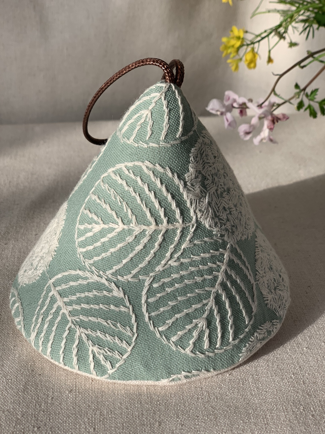 Treasures handmade custom cotton linen embroidery pan hat embroidered ball flower kitchen anti-burn triangle pan grip