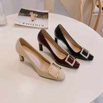 The bosss wife recommended: square head thick and leather single shoes cant come to a pair