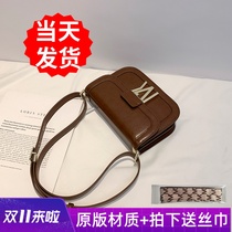 Show lover tofu bag 2021 summer and autumn New Tide senior sense niche hook cross body saddle bag women