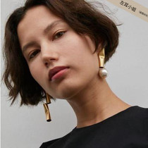 Left Ear) Folds Steel Tube Pearl Earrings Female Niche Design Asymmetry INS Wind Mesh Red Ear Spike Round Face Suitable