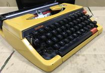 Vintage] Brother brand brother250TR yellow metal shell English typewriter can be positive