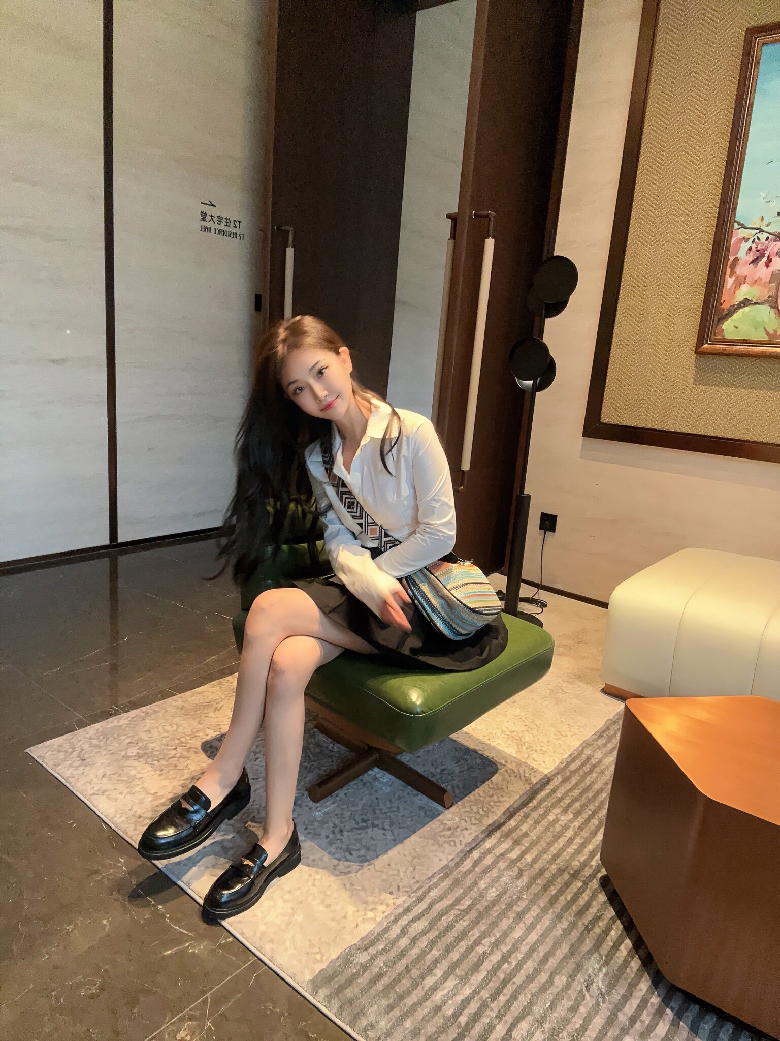 宋佳同款百丽海鸥乐福鞋2.0：厚底真皮的英伦飒爽美学