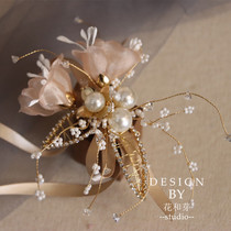 New original wrist flower ins beautiful champagne pink yarn flower Rhinestone leaf pearl bride bridesmaid performance hand flower