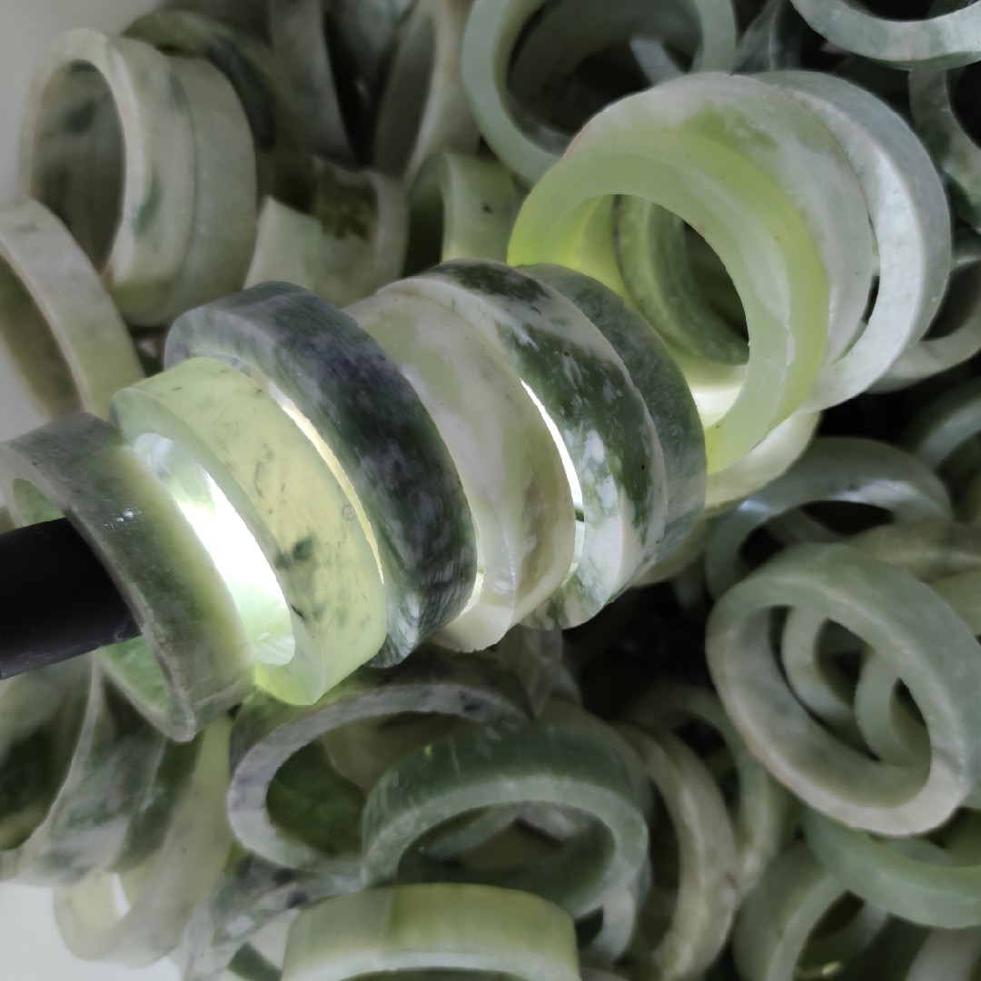 Pure natural Xiu jade bracelet blank semi-finished product A cuisterite green ink bracelet hair wool each has a cracked random hair