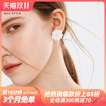 Sand tea ears and white flowers 2022 new trendy high earrings female fashion design earwear