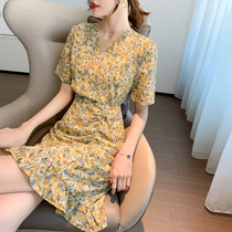 Design sense niche French temperament V-collar dress female summer 2021 New Summer small flower skirt