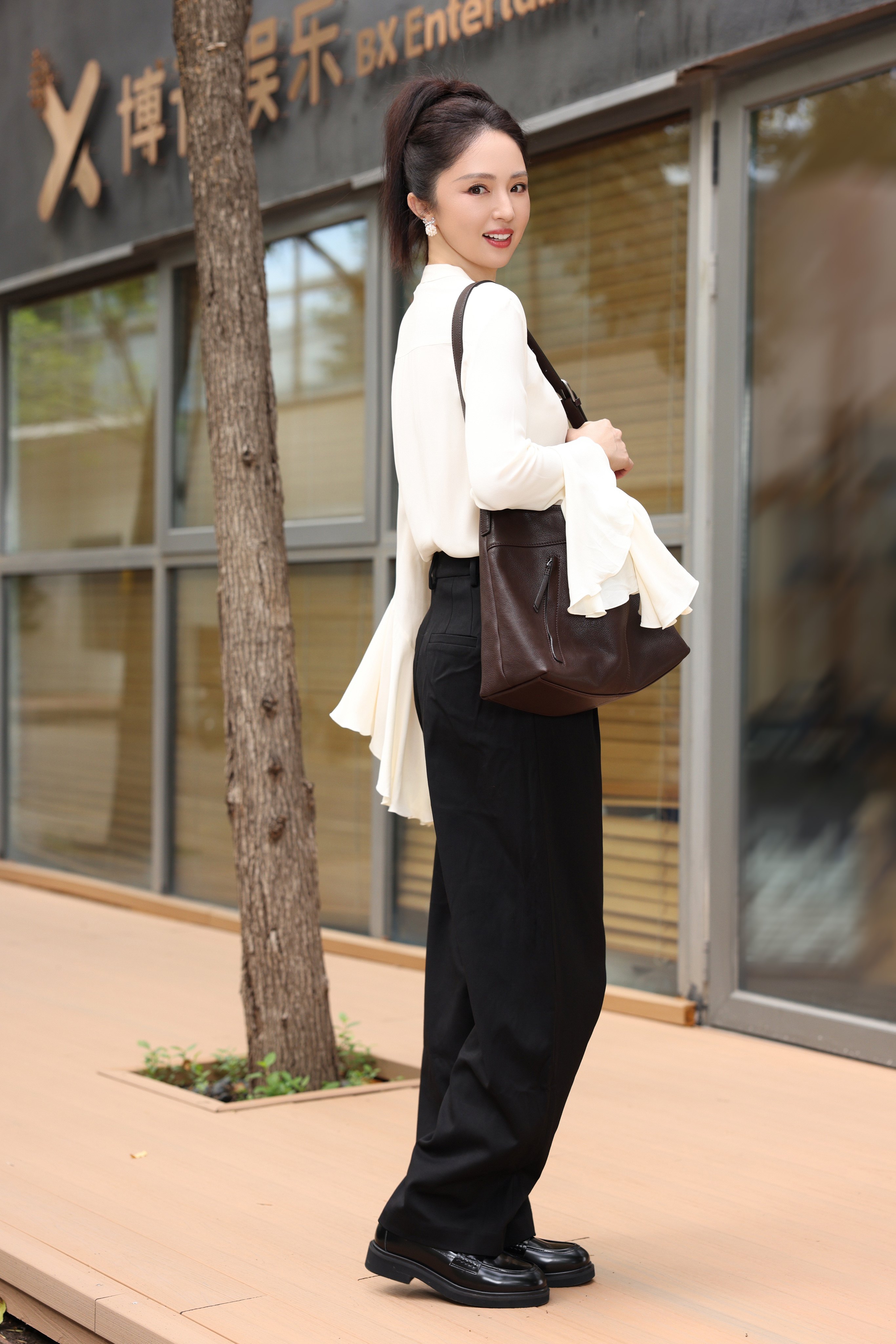 宋佳同款百丽海鸥乐福鞋2.0：厚底真皮的英伦飒爽美学