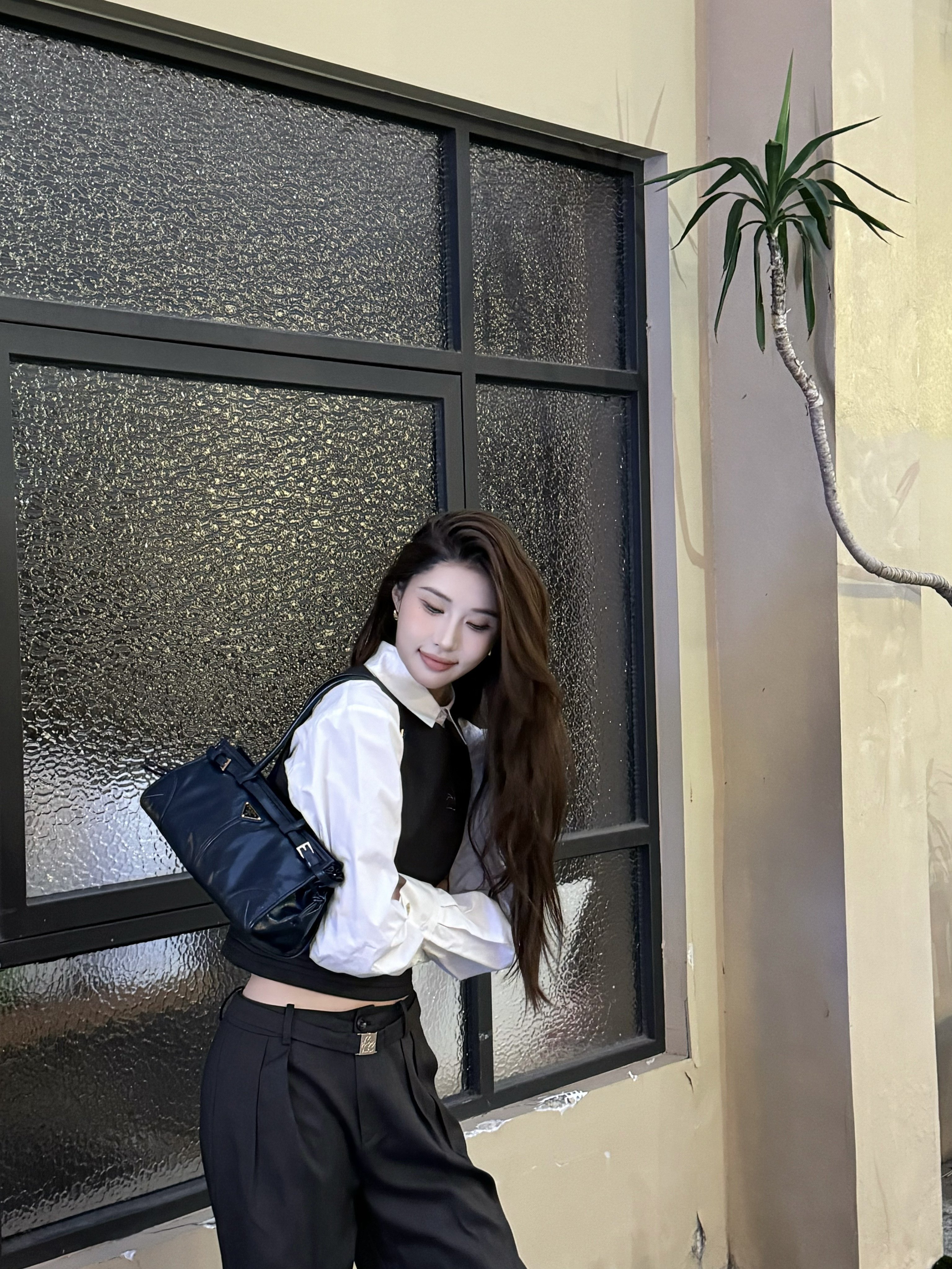 Prada Bonnie中号牛皮手袋 几何廓形融合复古与现代 柔软皮革配经典珐琅三角徽标