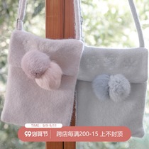 Chuan Dai: Qingxue original design National style girl snowflake embroidery autumn and winter hair ball backpack shoulder bag