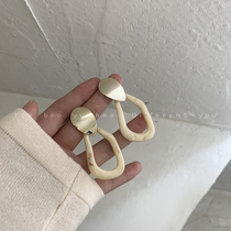 There are thin and Lotus irregular geometric earrings female round face thin Hong Kong style pendant Korean temperament fashion simple earrings