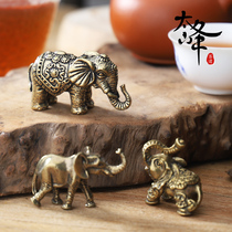 The tea road is solid pure brass and ancient mini-small bronze elephant hand-playing small objects elephant feng shui pendulum tea set