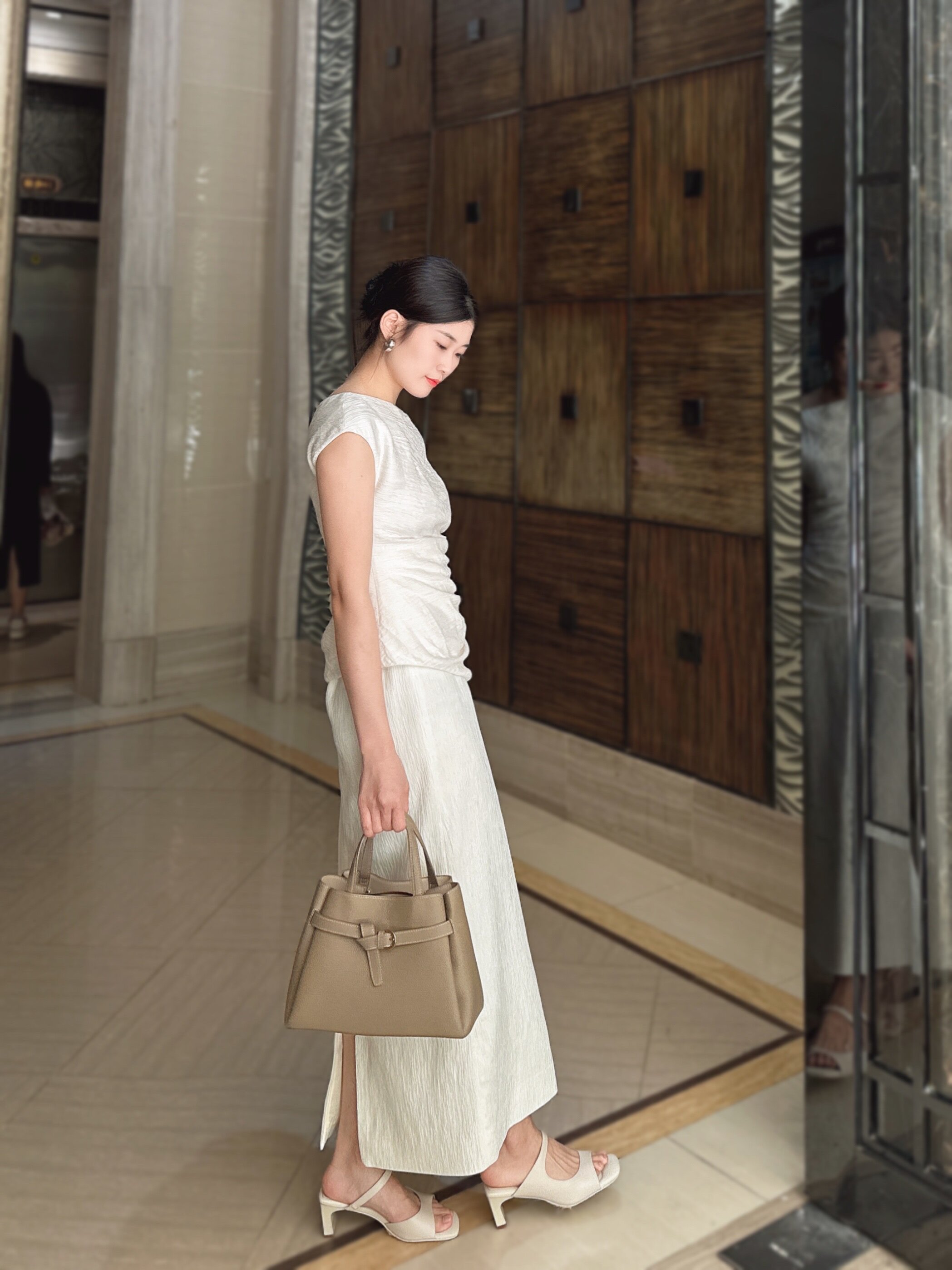 百丽质感真皮大容量托特包 牛皮材质高级耐磨 大容量装下电脑文件