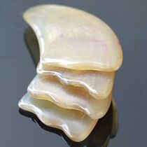 Niu Jiao scraping plate Yang Jiao Whole body general facial massage sheet Meridian points Triangle points Back dredging comb