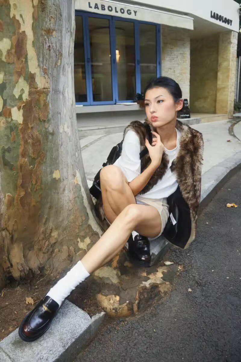 宋佳同款百丽海鸥乐福鞋2.0：厚底真皮的英伦飒爽美学