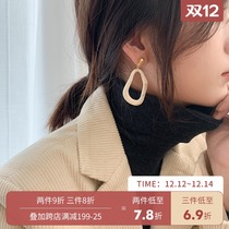 Advanced sense White unique earrings 2021 autumn and winter earrings retro harbor wind ear clip women without ear hole geometric earrings