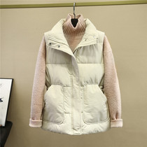 In the autumn and winter of 2022 the short cotton vest was loose and thin