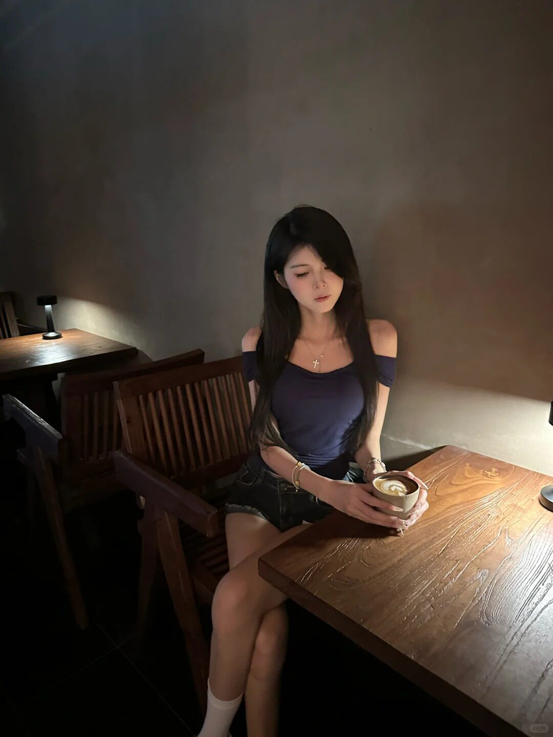 玖绪夏季辣妹挂脖T恤 一字肩露肩设计小露性感 短款紧身勾勒腰线 纯欲风满满