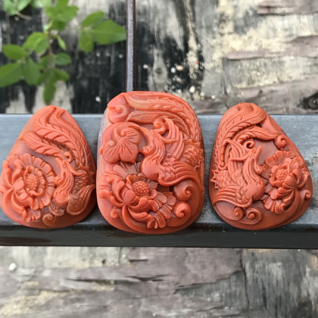 Natural southern red pendant boutique Sichuan red carved piece of southern red carved flower piece carved fengyu peony