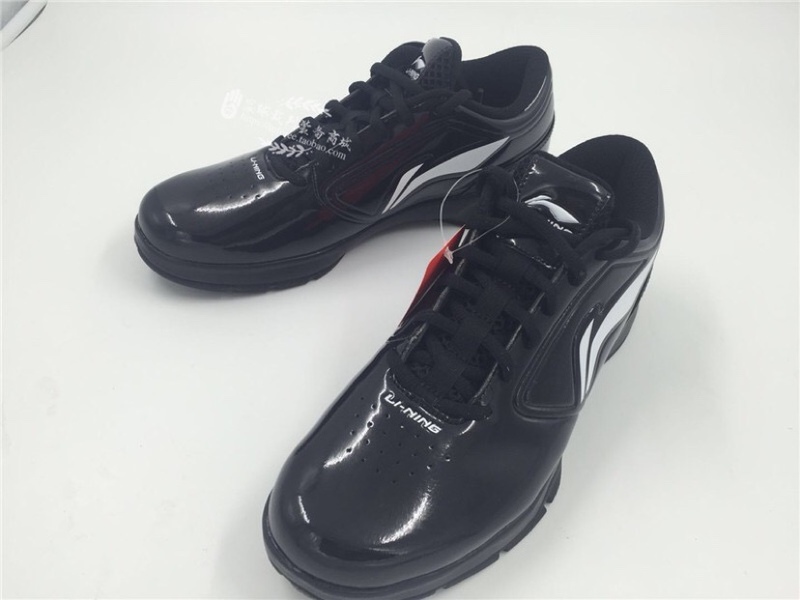 Lining Sponsors the Cba League Li-Ning Referee Shoes, Patent Leather Basketball Referee Shoes, Low-Top Referee Shoes