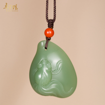 (Zhuoyu Museum)Jiqing Yu Hetian Jade Russian Jasper pink green goldfish pendant pendant Li Zhuoyu Sculpture