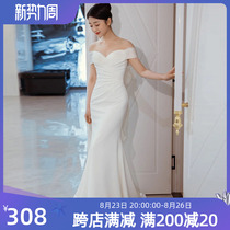 White simple shoulder light wedding dress with a thin tail out of the yarn sexy beautiful back French satin evening dress