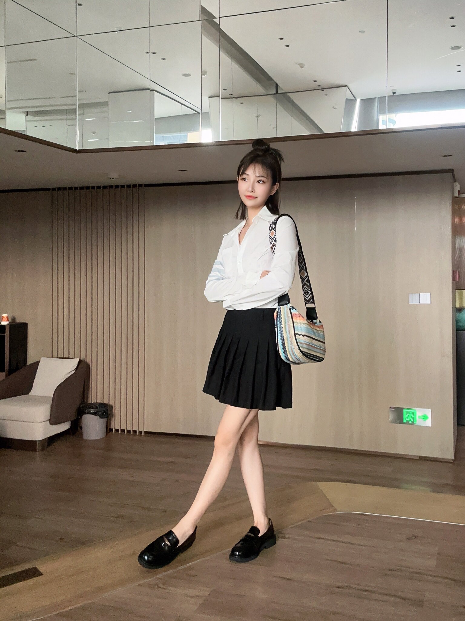 宋佳同款百丽海鸥乐福鞋2.0：厚底真皮的英伦飒爽美学