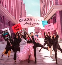 Wedding photography props Korean letters Net red hand holding board Photo Studio travel street photography ins personality wedding hand lifting board