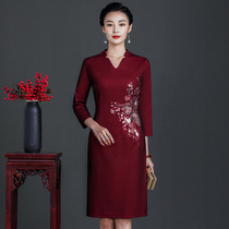 2022 Spring new middle aged end Zhuang Temperament Wedding Banquet Moms Dress Improvement Qipao Embroidered Dress Code Woman