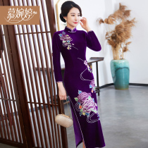 Golden velvet cheongsam womens autumn embroidery new style Chinese style improved catwalk banquet mother dress long wedding dress