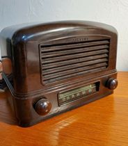 Antique Airline electronic tube radio broadcasting model 74r -1501 collection of vintage pendulum pieces