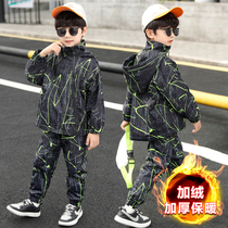 Boys autumn winter suit 2020 new middle and big boy handsome winter camouflage plus velvet padded suit childrens foreign style