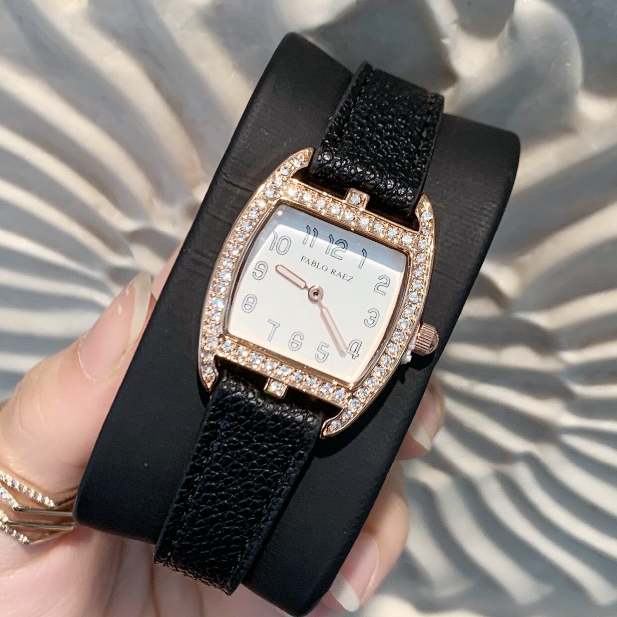 Women's Quartz Watch With Lychee Pattern Strap And Diamond Detail_voghion.com