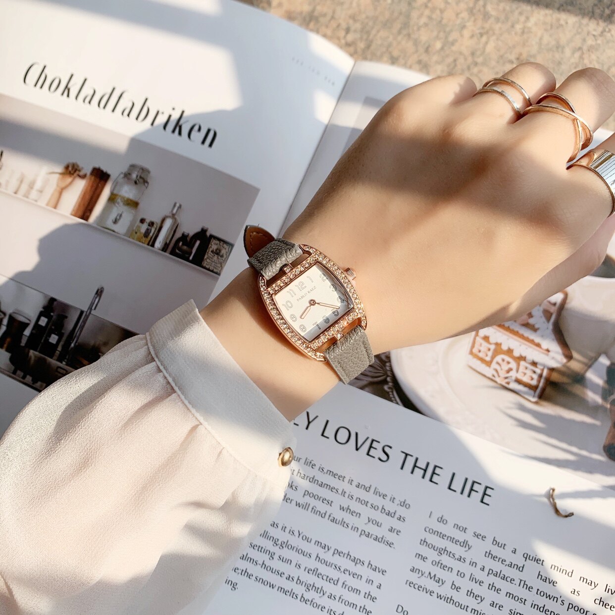 Women's Quartz Watch With Lychee Pattern Strap And Diamond Detail_voghion.com