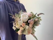 Handheld flower bride photography beautiful pink white French rose lifelike wedding bouquet decorative cloth with flowers