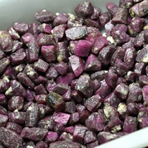 Baihe Crystal natural Ruby raw stone purple corundum single crystal raw stone specimen red corundum wool mineral mark