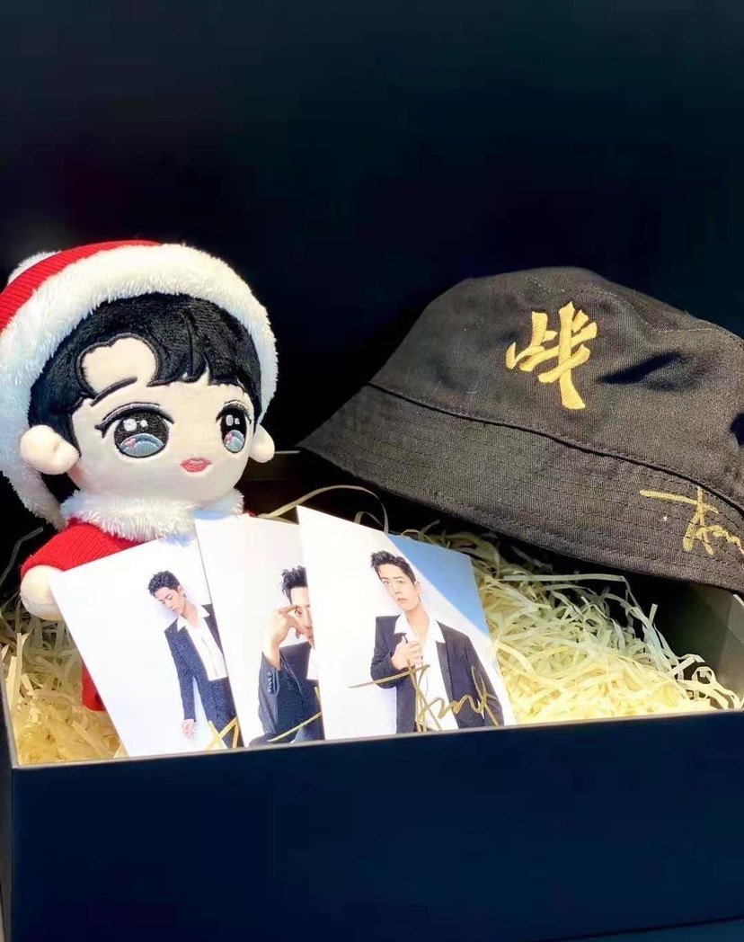 Xiao Zhe autograph gift box set doll fisherman's hat signature photo activity
