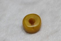 Qing mid-term Old Beeswax raw wax cake beads 1 56 grams to the hole is 1 05cm diameter 1 55cm